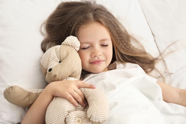 宝宝可以抱着玩具睡觉吗,宝宝睡觉拿玩具要不要制止