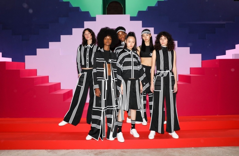 人间芭比lisa私下穿什么,人间芭比lisa穿蓝衣服跳舞