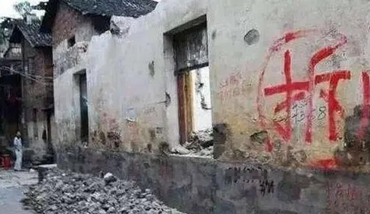 小区车库停满拖拉机,地下停车场停满拖拉机