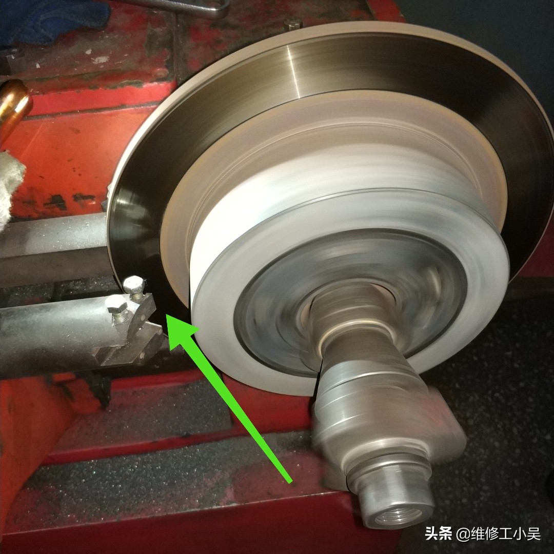 踩刹车刹车踏板咔咔响是怎么回事,新换刹车片轻踩刹车踏板咯噔响