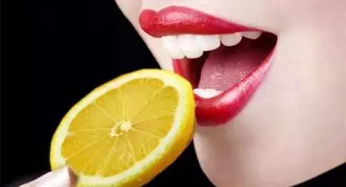 一口黄牙毁了一张脸视频,一口黄牙影响颜值