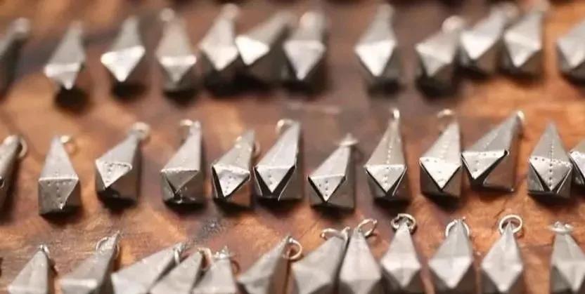 护士小姐用5毛钱的易拉罐，随手一剪猛翻千万倍，网友：手艺牛逼