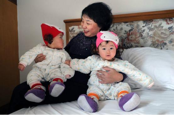 60岁生双胞胎的张女士现在怎样了,60岁产双胞胎老人与女儿近照曝光