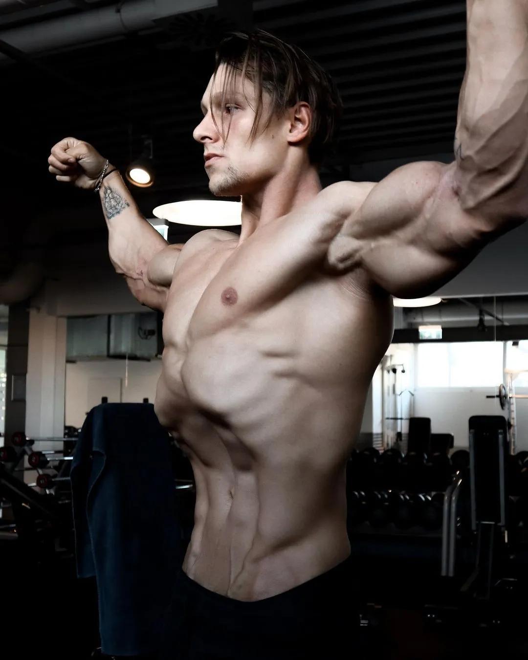 90后奶爸搞怪哄娃,肌肉奶爸带娃路人反应