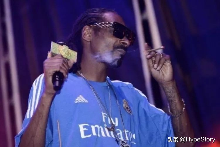 他是西海岸教父级的说唱歌手，也是足球圈最拽的球衣狂魔