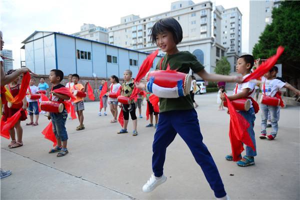 男老师体罚同学被罚,老师捆绑体罚男童1小时