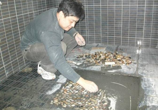 卫生间瓷砖防滑技巧,卫生间瓷砖亮面滑不滑