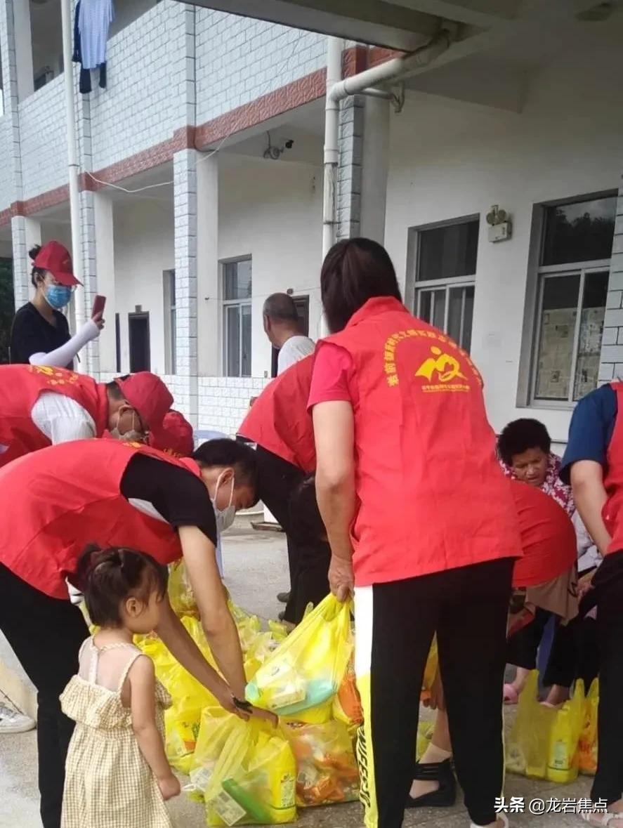 志愿者红马甲走进老人院,红马甲志愿者走访孤寡老人