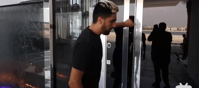 迪拜男子奋斗十年买下劳斯莱斯,迪拜小伙卖掉劳斯莱斯买法拉利