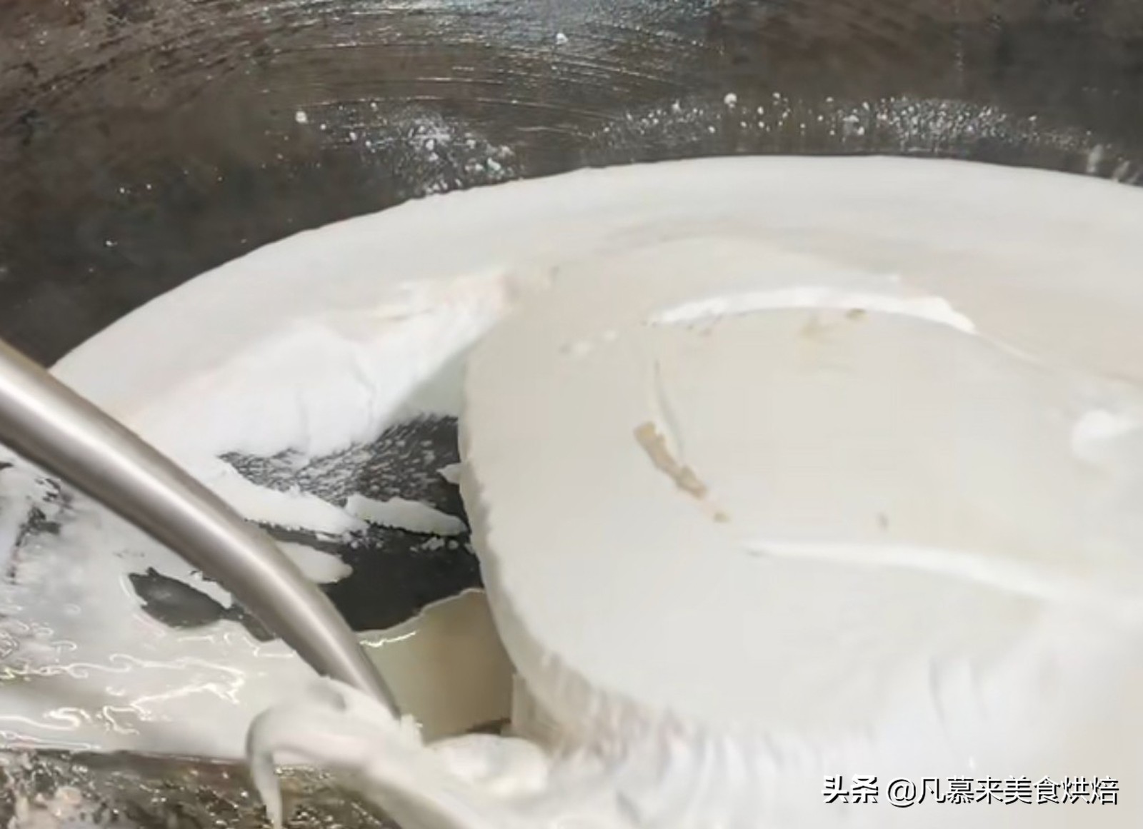 砍回养活了全球6亿人的木薯，做成一道快失传的美食“木薯粉虫”