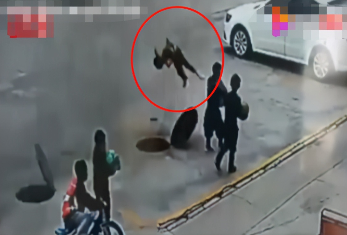 熊孩子往井盖扔鞭炮被炸飞,熊孩子往井盖中扔鞭炮被炸飞后续