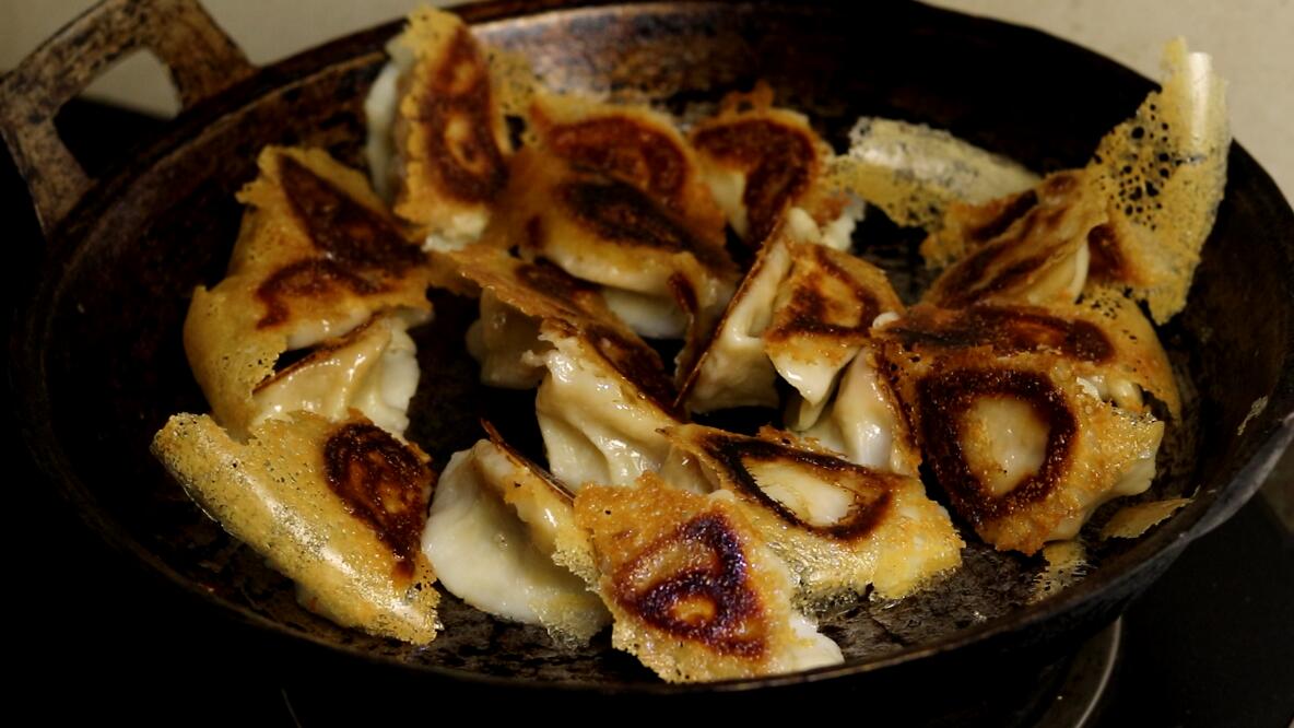 吃剩下的饺子怎么做才好吃,饺子吃剩了要怎么做才好吃