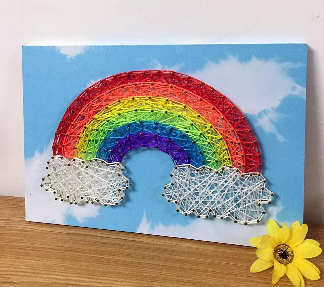 用绳子做绕线画,一根线吊起来拴着笔画画