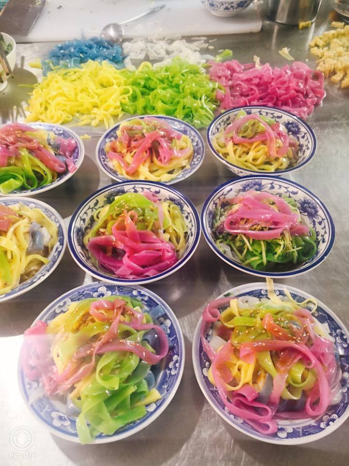 停留2分钟教你做蔬果五彩凉皮,小型五彩凉皮机器全自动一体机