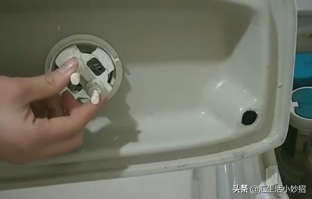 马桶不出水怎么修理,马桶按不出水是什么问题如何维修