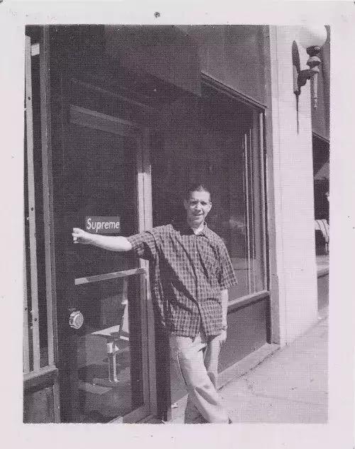 一份报纸200块，一块板砖卖6000？Supreme凭什么这么火？