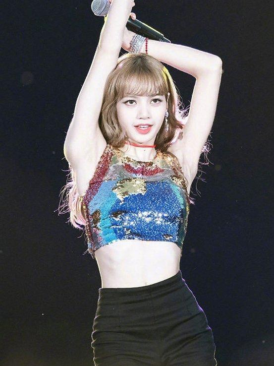 程潇的身材和lisa的身材,人间芭比lisa穿皮衣