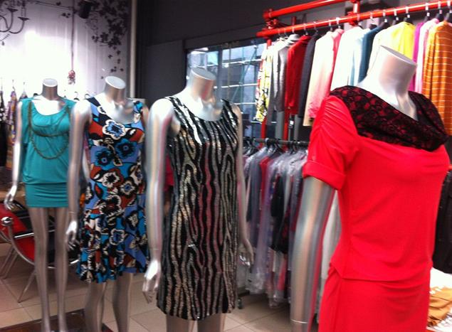 批发市场整理衣服,广州服装批发市场大火