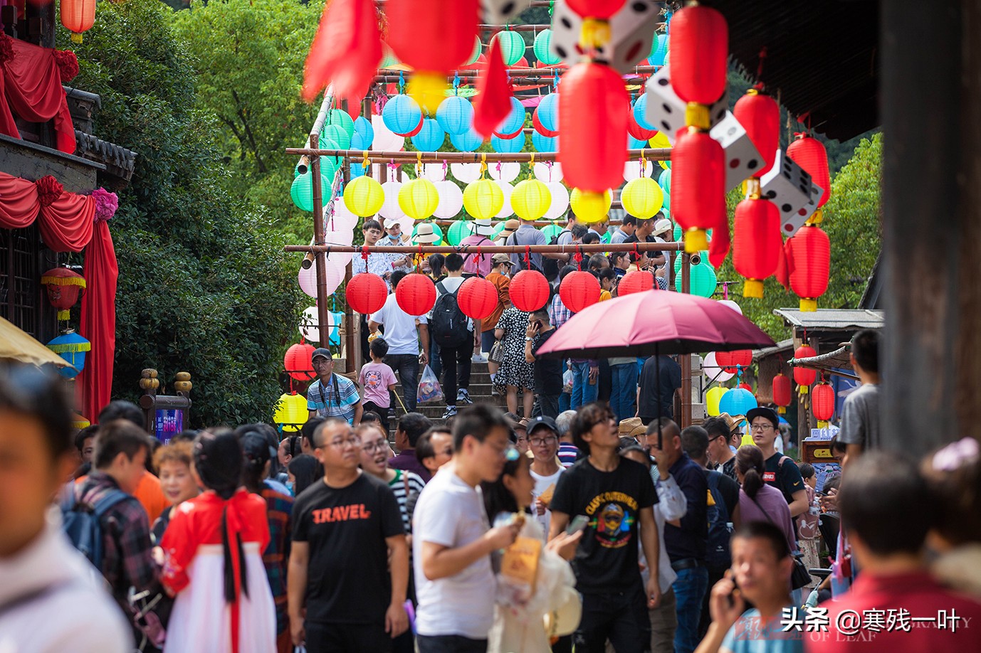 象山影视城景区人山人海,一起去看人山人海象山影视城