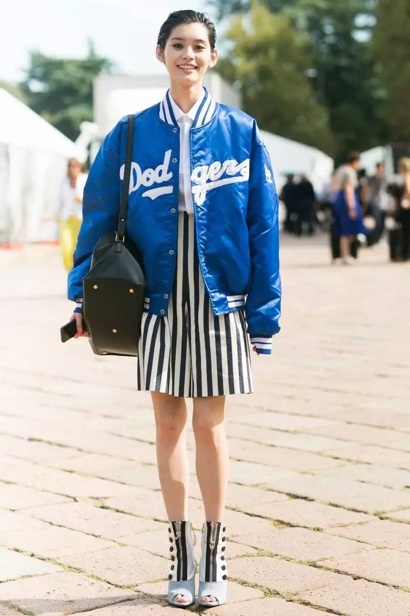 初秋不热的穿搭,初秋新款棒球衣怎么搭配