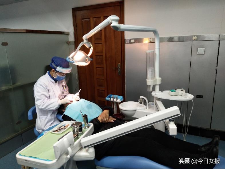 女性早上睡起来脸肿下班回来腿肿,女生早上起来脸为什么会肿