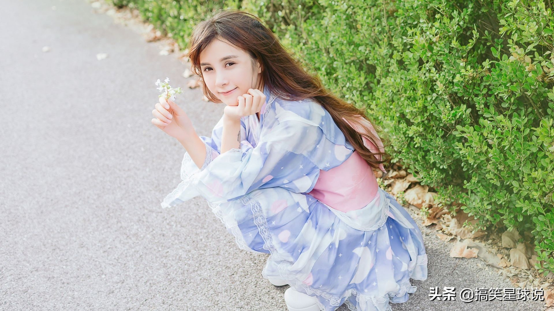 有根火柴走在路上觉得头很痒,有根火柴在路上