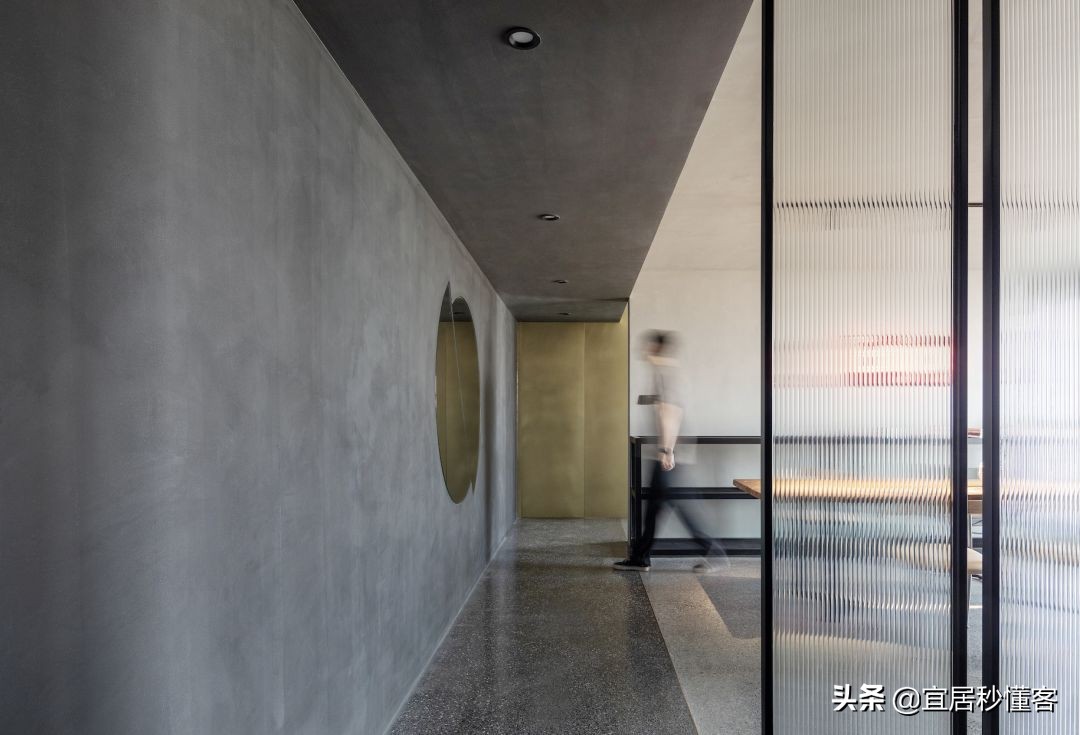 98年纹身师一人宅,酷炫工业风,家里一半面积是客厅