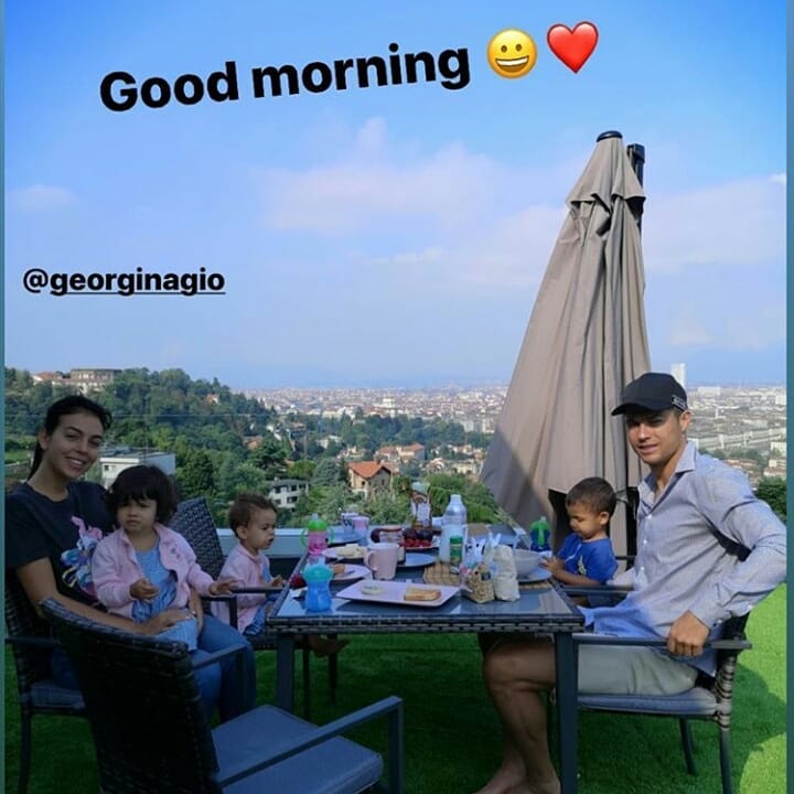 c罗一家三口的打扮,c罗一家人出去旅游