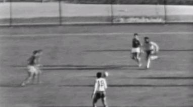 “盘带之魔”加林查，足坛史上最会盘带的球员，比肩贝利的传奇