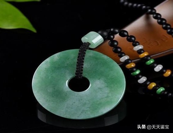 翡翠新手需谨慎，这八种坑爹的翡翠一定不能买