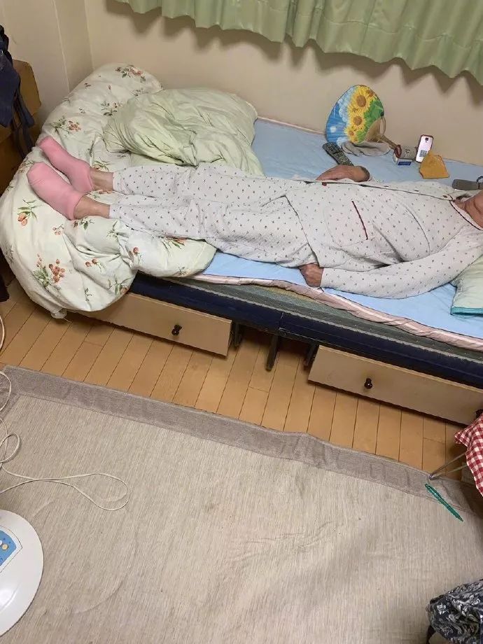 飞机杯被奶奶用来当袜子，这也太惨了吧