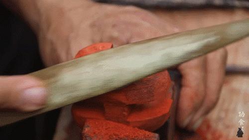 【设计篇】61岁中国大爷火爆外媒！“玩”木头让上亿老外看傻眼！