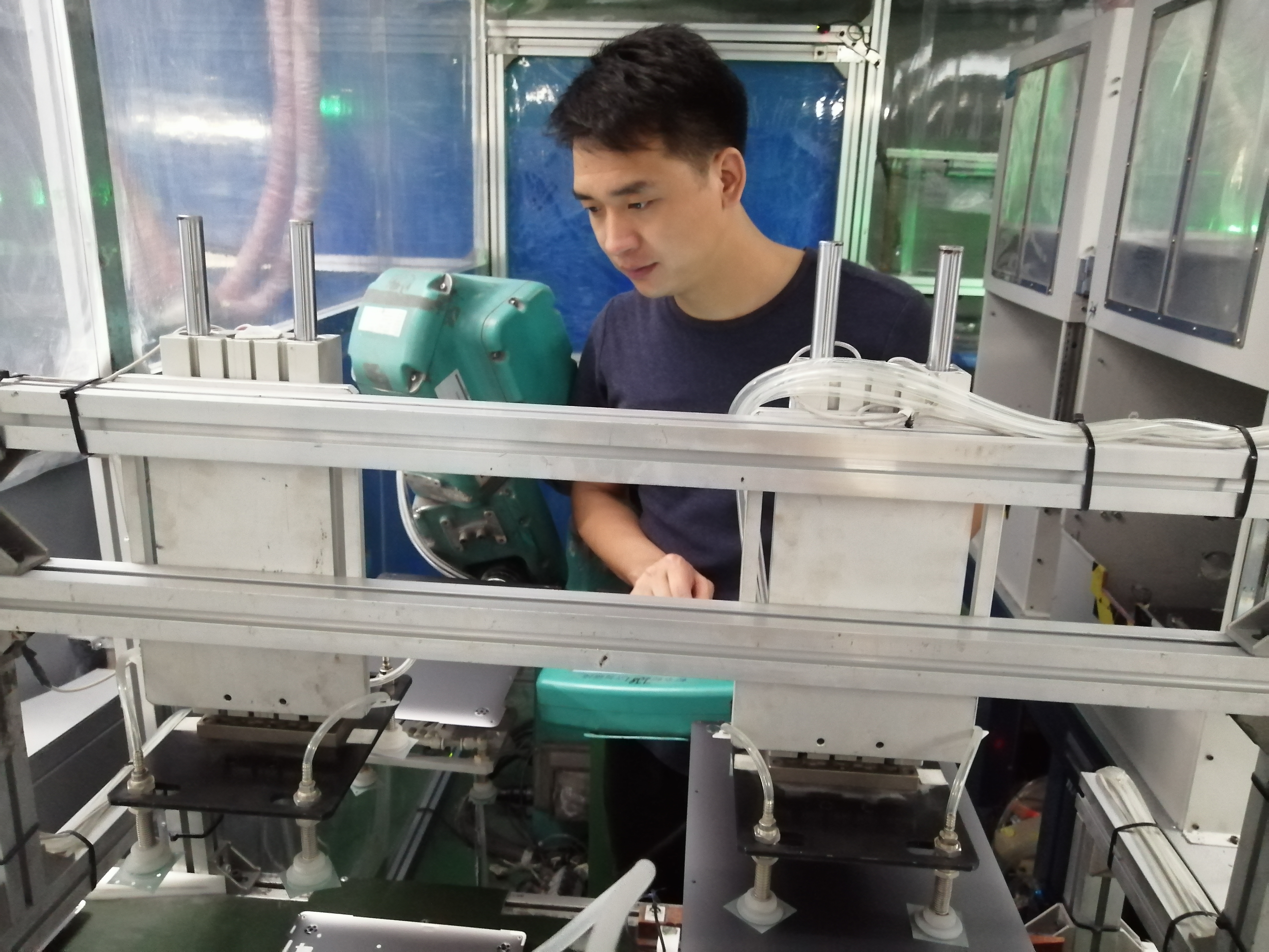 富士康小伙曾身陷传销窝，如今成了模具维修能手，被猎头高薪挖角