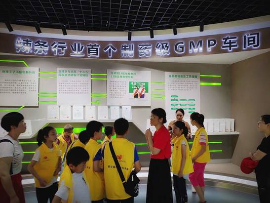 七夕秀恩爱,广州情侣花式吃辣条:下腰、劈叉、熊抱创意十足