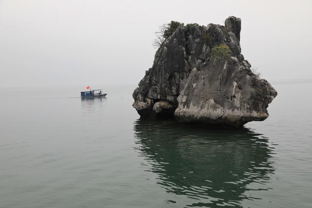 这里虽然风景如画人们生活的却很凄惨没日没夜的追着大船讨生活