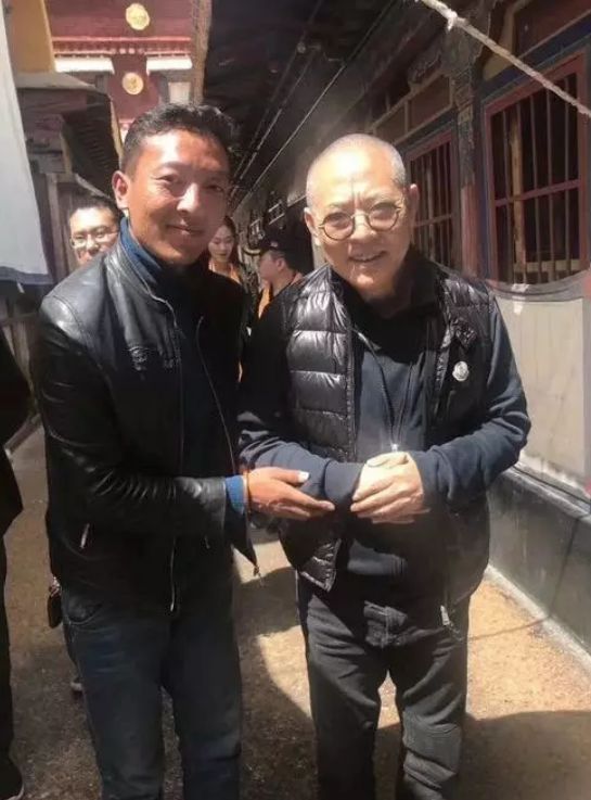 李连杰近照曝光看起来像80岁老人,李连杰显老视频