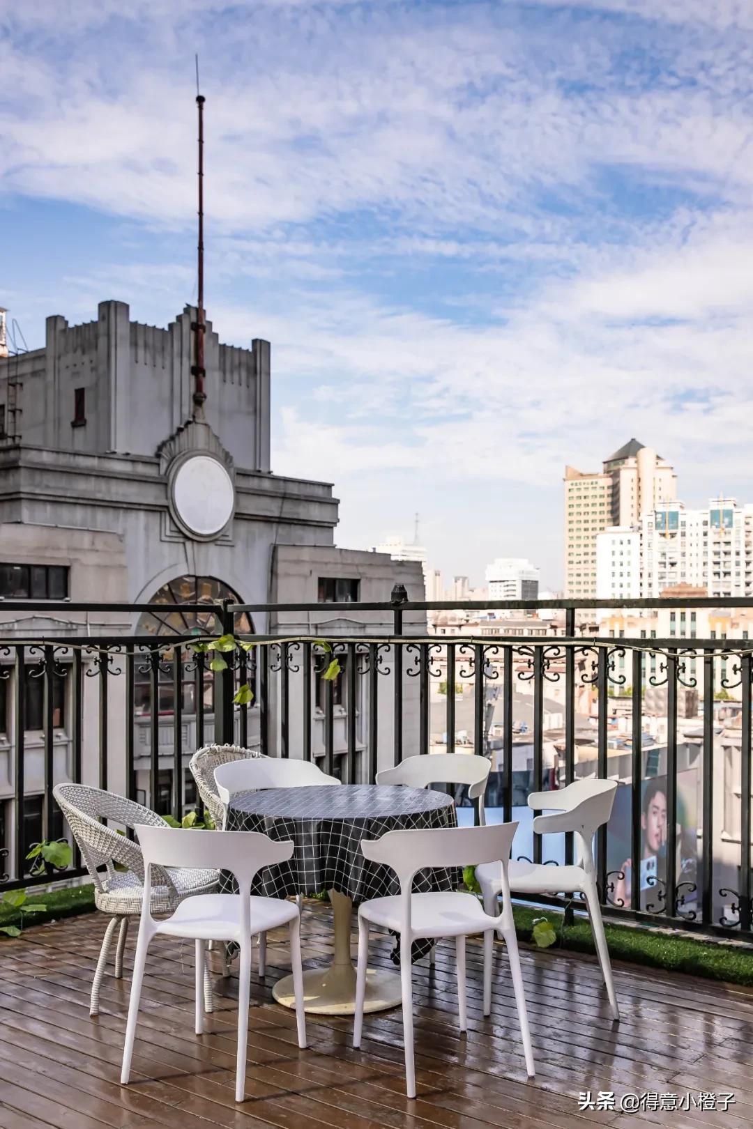 楼顶喝酒看日出,楼顶喝酒夜景视频实拍