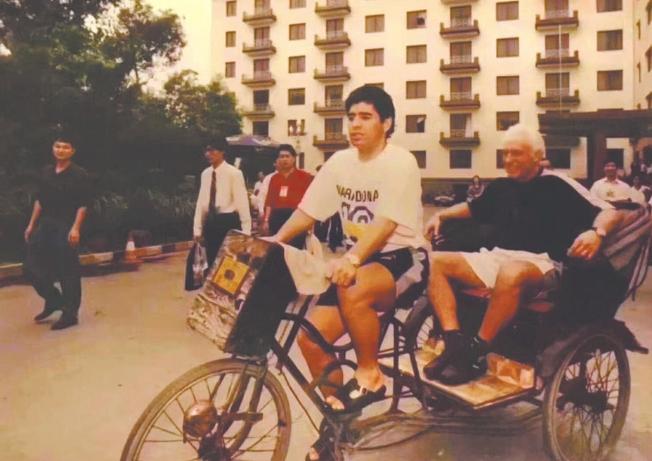 马拉多纳黑色法拉利,球王马拉多纳的车