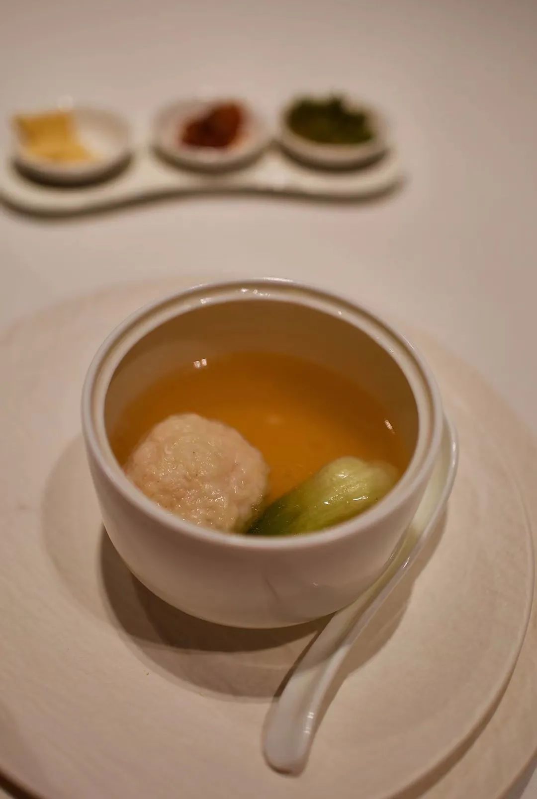 《*瓶金**梅》餐桌上的游龙戏凤