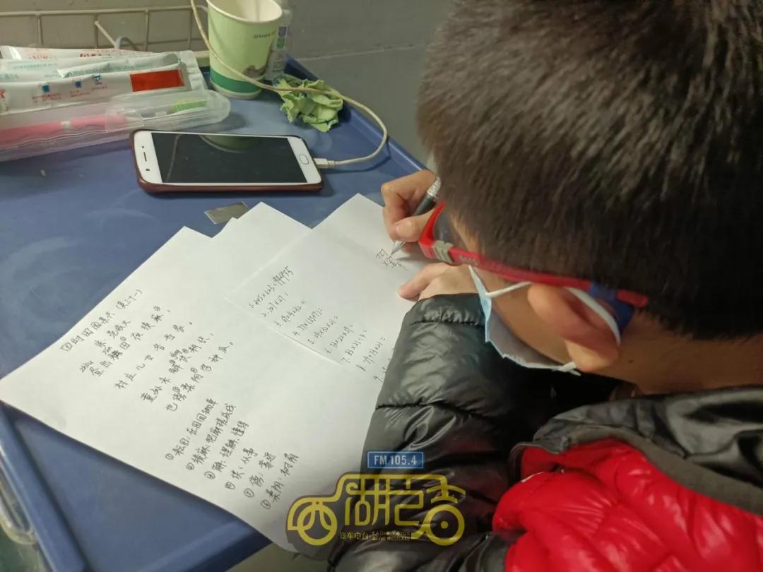 杭州90后护士小哥哥在武汉成了全科家教!重症小患者每天讨着做他出的考卷……