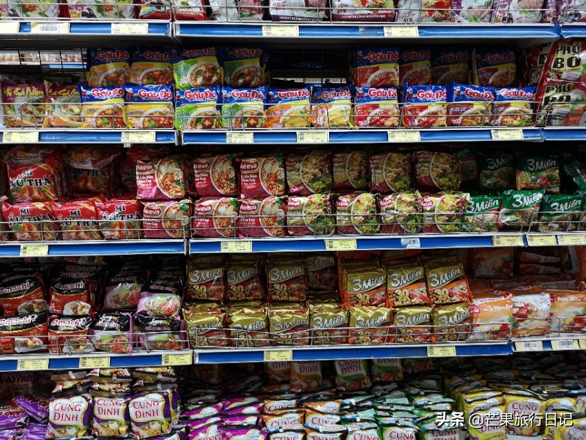 两个广东女孩越南自由行，老街逛超市发现方便面只要6毛，真便宜