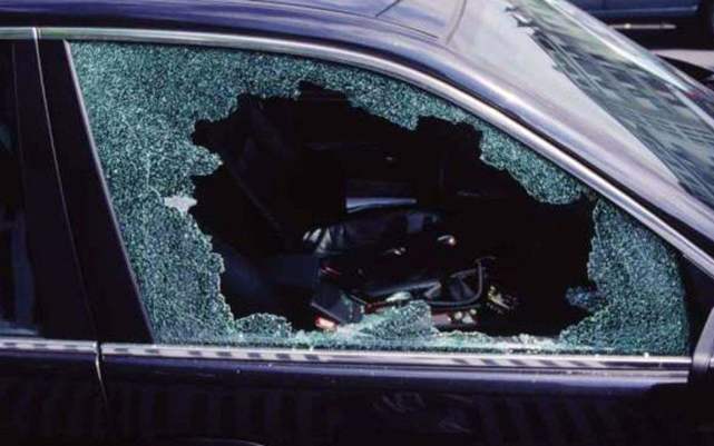 汽车钥匙忘车里怎么开视频,汽车钥匙忘带了怎么锁车