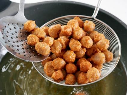炸丸子怎么炸才会又酥又脆不回软,教你正确炸丸子外酥里嫩超级香