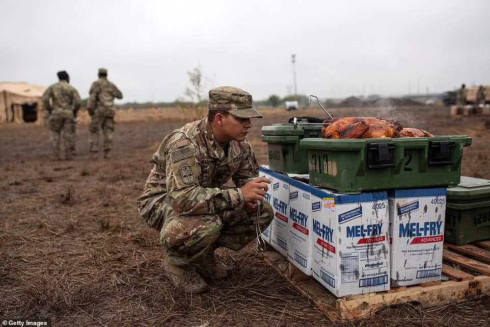 美军感恩节丰盛的火鸡晚餐,美国军队感恩节火鸡大餐