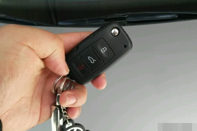 钥匙锁车内砸哪块玻璃最便宜,钥匙锁车里怎么砸玻璃