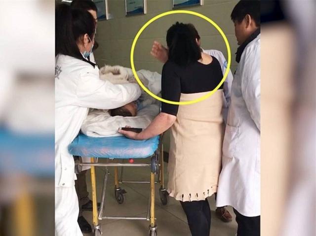 儿子误把502胶水滴到眼里,把502胶滴到女儿眼睛里