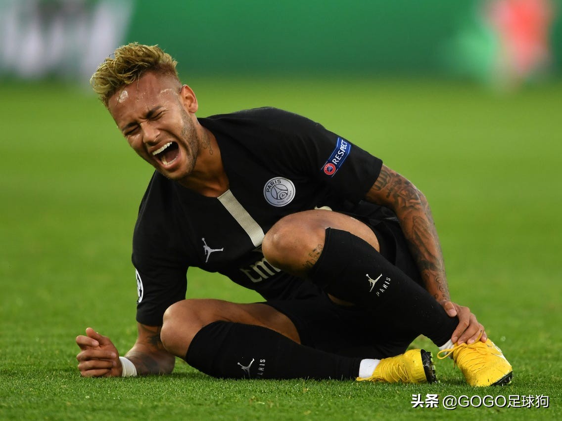 报复性犯规,对内马尔恶意犯规的人红牌