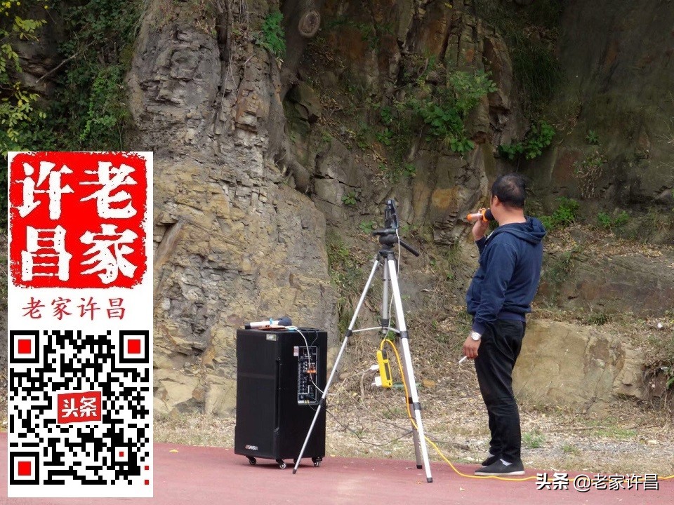 一个人行走在神秘的古建筑里,一个人行走在神秘的古建筑