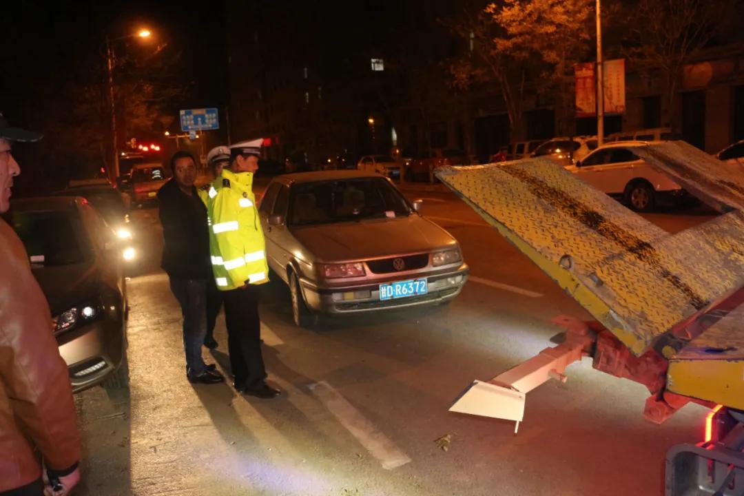 占用消防通道的车主应该怎么处罚,占用消防通道的私家车被拖走