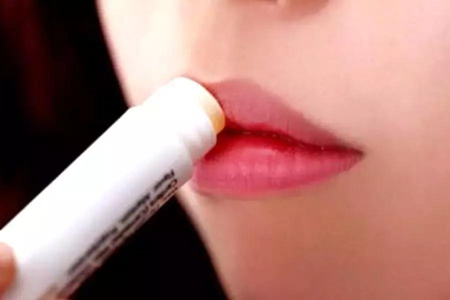 天气干燥嘴唇干裂怎么办,入秋嘴唇脱皮发干